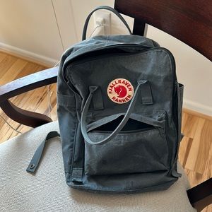 Fjallraven, Kanken Classic Backpack for Everyday, Graphite